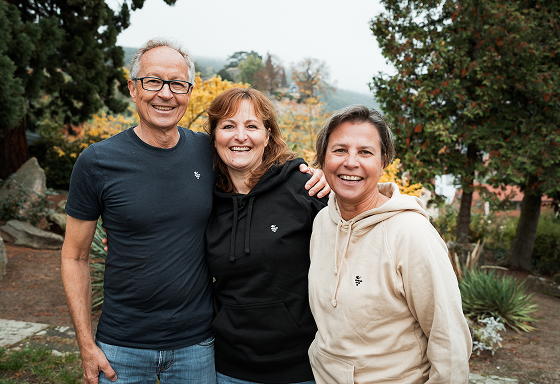 Drei Pfalz Herz Mitglieder vor Bäumen